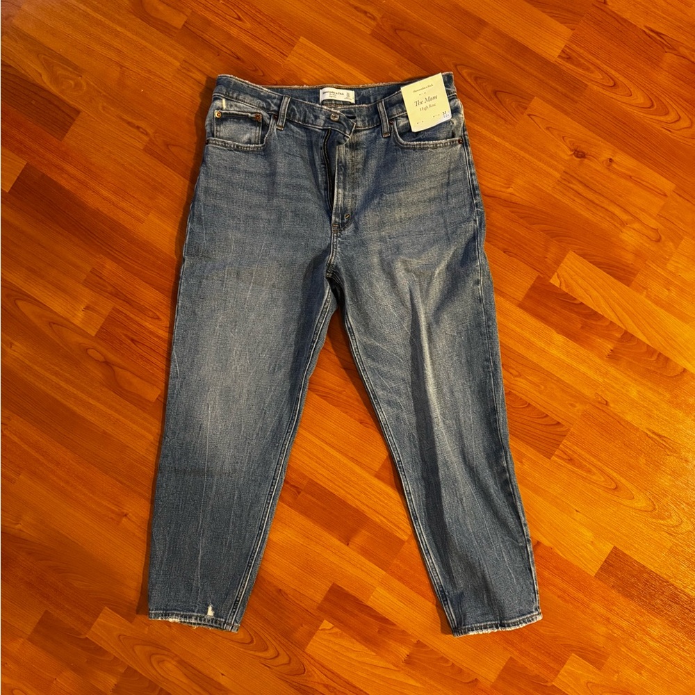 NWT. Abercrombie & Fitch High-Rise Mom Jean.